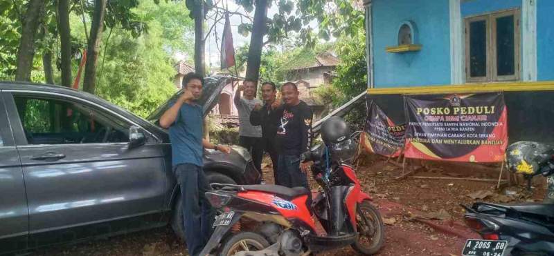 Salut, Anggota Ormas PPBNI Bantu Mobil Wartawan Yang Mogok