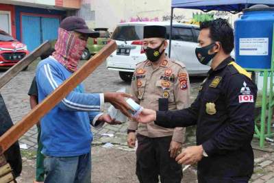 Polda Banten Peduli Warga, Gelar &quot;Warung Jum&#039;at&quot; Bagikan Nasi Bungkus Kepada Warga