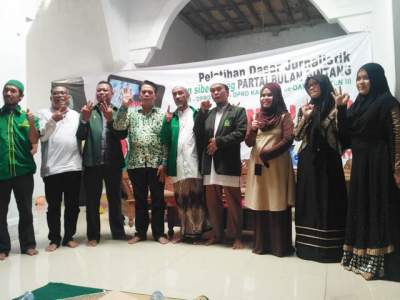 Caleg dan tim sukses dari Partai Bulan Bintang foto bersama usai pembekalan, Kamis (11/20/2018).