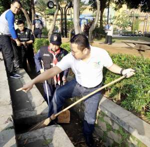 Walikota Tangerang Arief R Wismansyah bersihkan drainase.