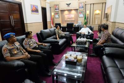 Kapolda Banten, Irjen Pol, Drs.Agung Sabar Santoso, saat bersilaturahim kepada Gubernur Banten, H. Wahidin Halim, di Kantor Gubernur Banten.