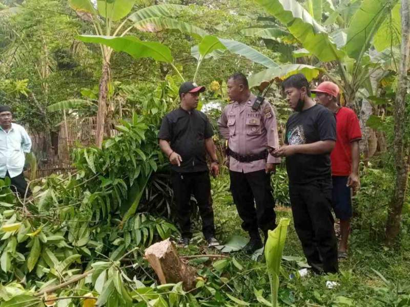 Warga Cisoka Nekat Mengakhiri Hidupnya Di Pohon Huni