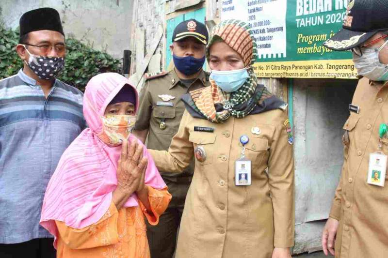 Melalui Program Bedah Rumah Kumuh Baznas Kab Tangerang, Camat Tigaraksa Peletakan Batu pertama Rumah Milik Ibu Ipah