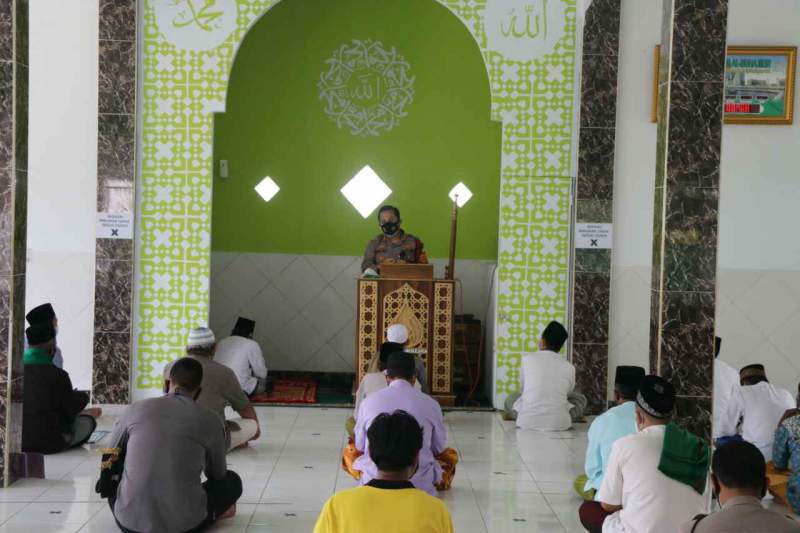 Foto : Kapolresta Tangerang Ajak Jemaah Salat Jumat Doakan Pandemi Segera Berakhir