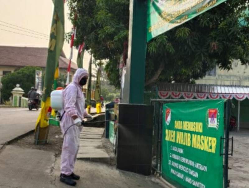 Foto : Pangkalan Koramil 09 Mauk di Semprot Disinfektan 3 Kali Seminggu