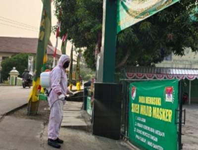 Foto : Pangkalan Koramil 09 Mauk di Semprot Disinfektan 3 Kali Seminggu