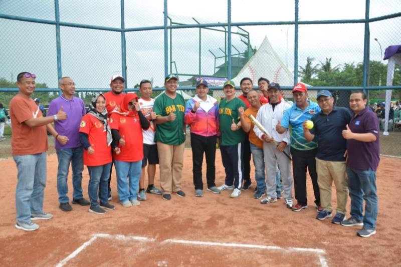 Zaki Buka Kejuaraan Softball Bupati Cup