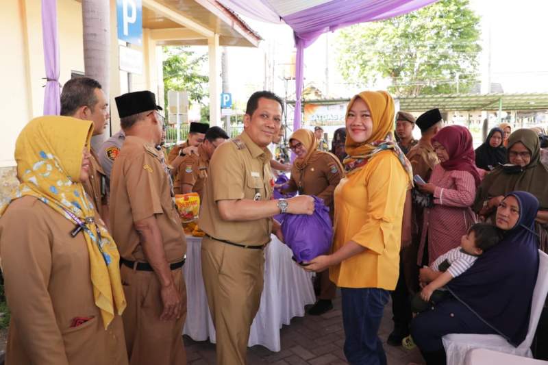 Pj Bupati Tangerang Buka Bazar Pangan Murah di Kronjo