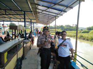 Kapolsek Cisoka Mancing Bareng Warga di Telaga Biru Cigaru