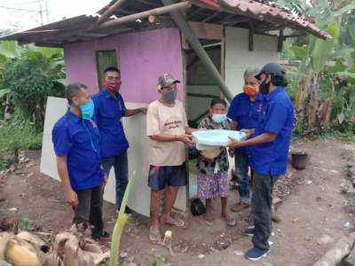 Foto : KWRI Lebak Berikan Bantuan Untuk Nenek Sopiah 