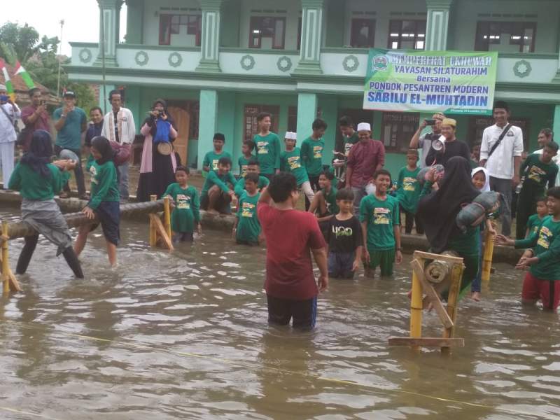 Para santri se-Jabodetabek, tengah bermain di Ponpes Sabilu-El-Muhtadi, Pandeglang.