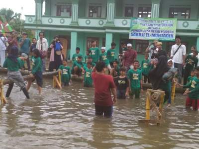 Para santri se-Jabodetabek, tengah bermain di Ponpes Sabilu-El-Muhtadi, Pandeglang.