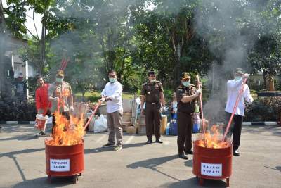 Wabup Musnahkan Barang Bukti Kejahatan dan Sitaan Kejaksaan