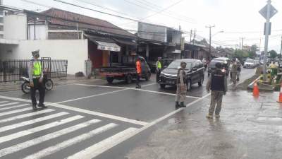 Foto : Petugas Kepolisian Polda Banten Besama Satpol PP Gelar Ops Yustisi Aman Nusa II untuk Disiplinkan Protokol Kesehatan