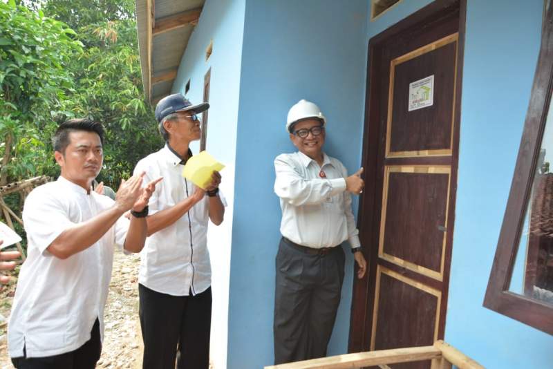 Iwan Serahkan Rumah Hasil GEBRAK PAKUMIS