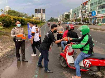 Samsat Kelapa Dua Membagikan Takjil Gratis Kepada Pengguna Jalan