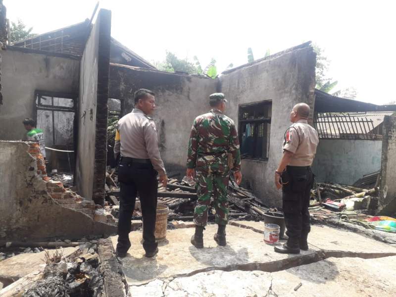 Bakar Sampah, 1 Rumah Ikut Terbakar