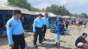 Dirpamobvit Polda Banten Himbau Warga Untuk Awasi Anak Saat Berwisata di Pantai Anyer