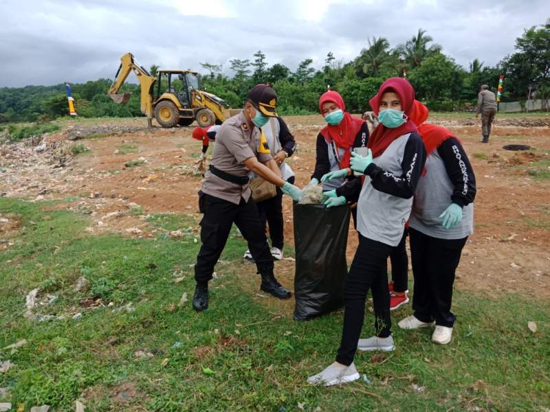 Peringati HPSN, Kompol Wendy Bersama Warga Turun Langsung Bersihkan Sampah