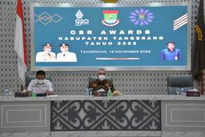 Banyak Berikan Kontribusi, Bupati Zaki Beri 21 Perusahaan CSR Awards