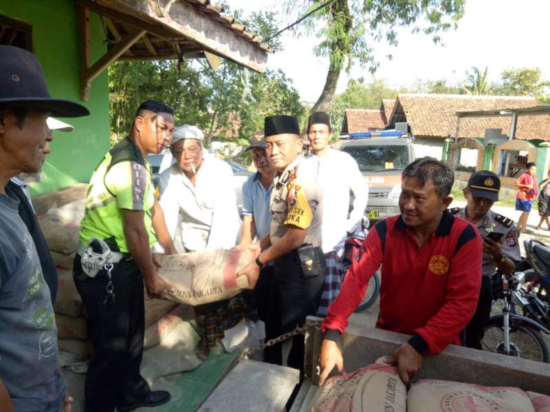 Kapolsek Cisoka Berikan Bantuan untuk Pembangunan Masjid Al-Fallah Solear