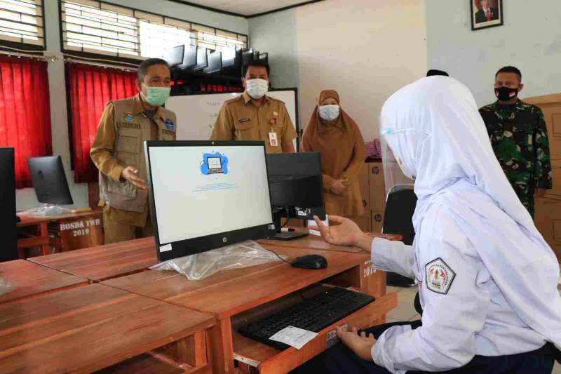 Ukur Mutu Pendidikan di SMPN 1 Legok, Sekda Tinjau Pelaksanaan UNBK