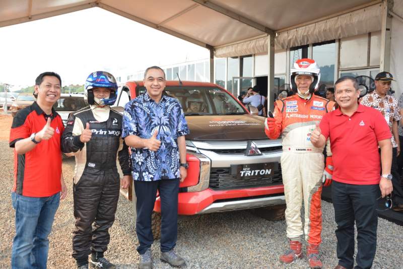 Zaki Rasakan Sensasi Test Drive Mobil Dobel Cabin Semi Offroad