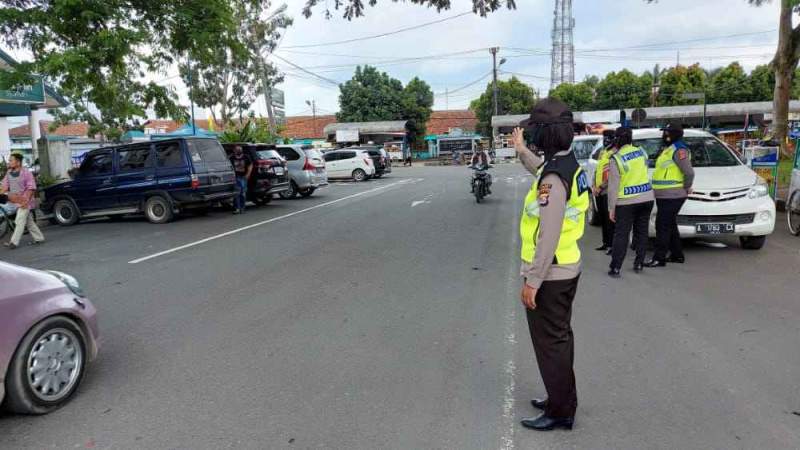 Foto : Polwan Polres Lebak Lakukan Penjagaan Di Mesjid Cegah Kejahatan Saat Sholat Jum&#039;at 