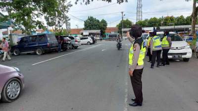 Foto : Polwan Polres Lebak Lakukan Penjagaan Di Mesjid Cegah Kejahatan Saat Sholat Jum&#039;at 