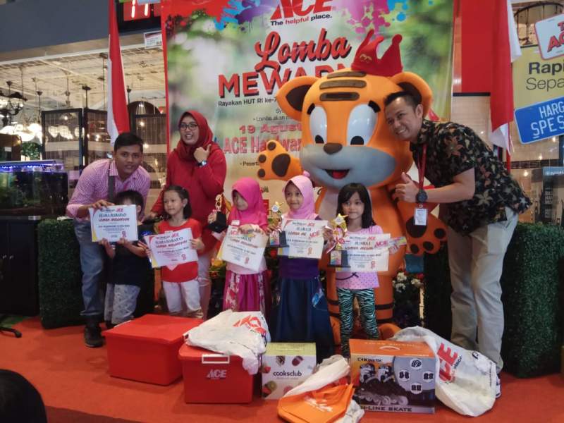 Pembagian hadiah lomba mewarnai di ACE Hardware Qbig BSD.