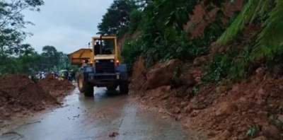 Akibat Hujan Deras, Jalan Cipanas menuju Warung Banten Tertutup Longsor