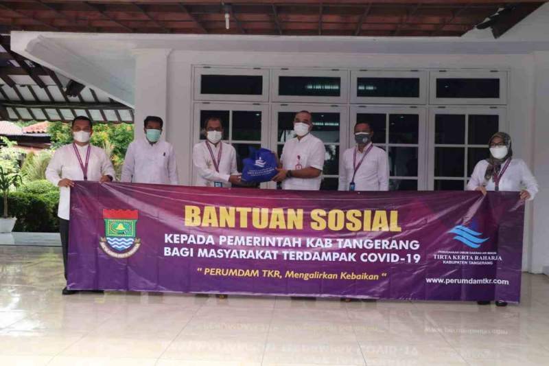 Bupati Zaki Terima 1000 Paket Sembako dan Vitamin dari Perumdam TKR