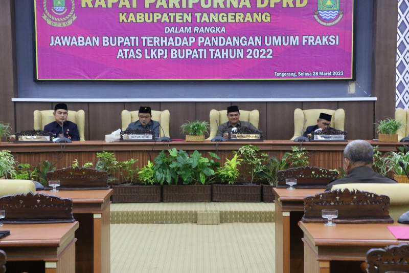 Wabup H. Mad Romli Sampaikan Jawaban Pemandangan Umum Fraksi DPRD Atas LKPJ 2022