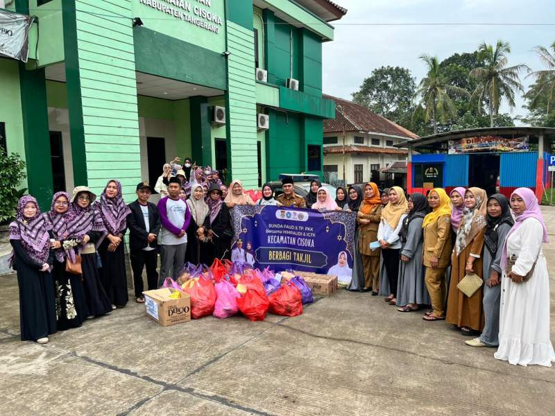 Bersama Para Ibu PKK Dan Himpaudi Camat Berbagi 1000 Bingkisan Semarak Ramadhan