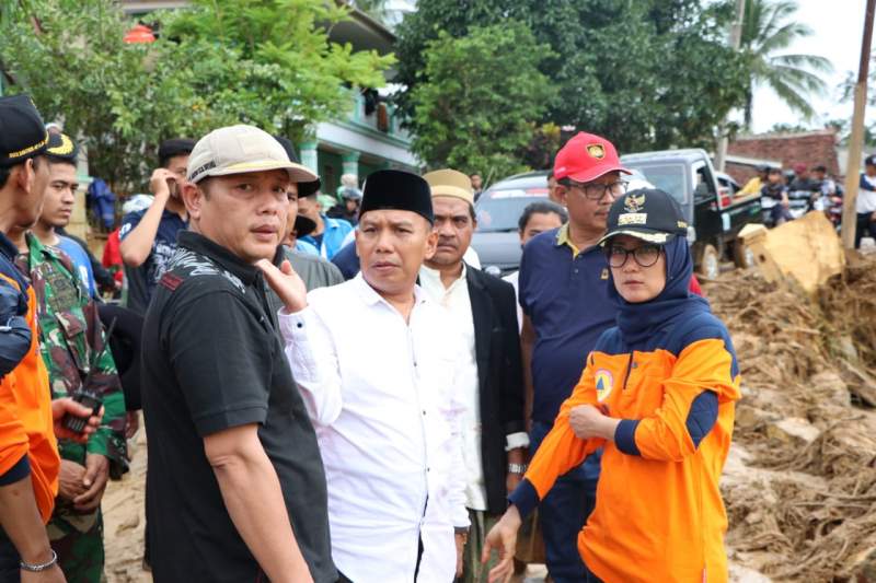 Bupati Lebak, Hj. Iti Octavia Jayaba  bersama Forkopimda Lebak, meninjau lokasi bencana banjir dan longsor di Kecamatan Sajira dan sekaligus memberikan bantuan