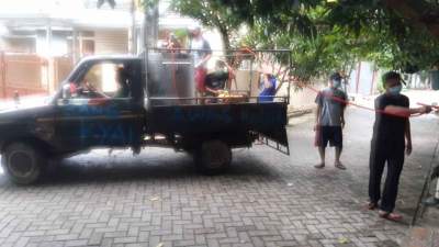 Foto : Gotong Royong Semprot Disinfektan Lingkungan, Warga Sudirman Indah Tigaraksa Gunakan Mobil Losbak