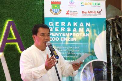 Minimalisir Pencemaran Udara, Sekda Semprotkan Eco Enzim di Kawasan Puspem