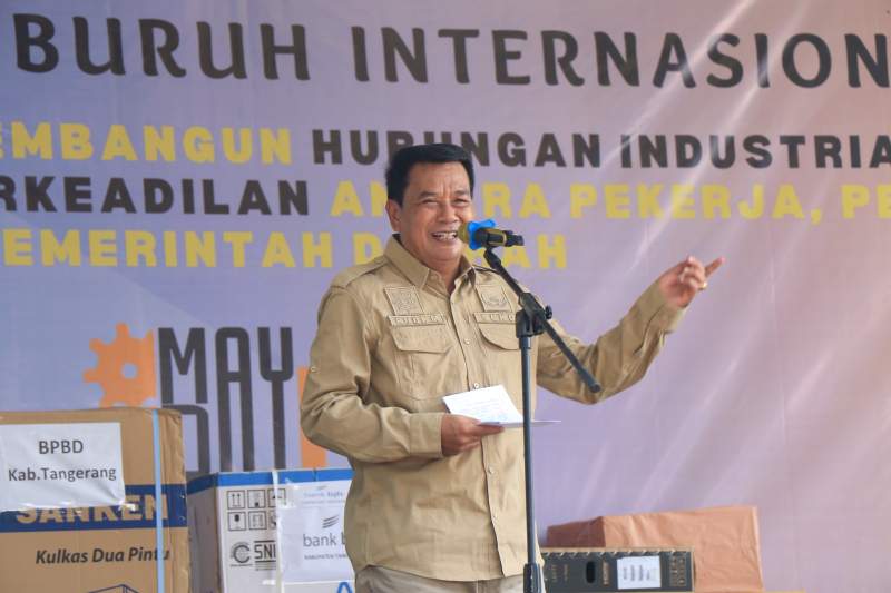 Sekda Buka Puncak Peringatan Mayday, Tebar Ikan dan Bakti Sosial Bersama Buruh