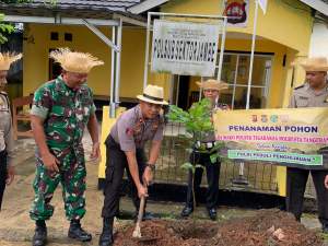 Untuk Resapan Air, Polsek Tigaraksa Ajak Warga Tanam Pohon