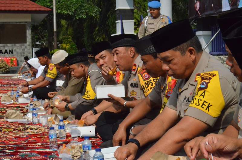 Sekitar Lima Ratus Kaum Dhuafa Papadangan Bareng Kapolres