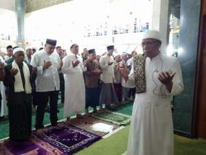 Bupati Zaki Laksanakan Sholat Goib