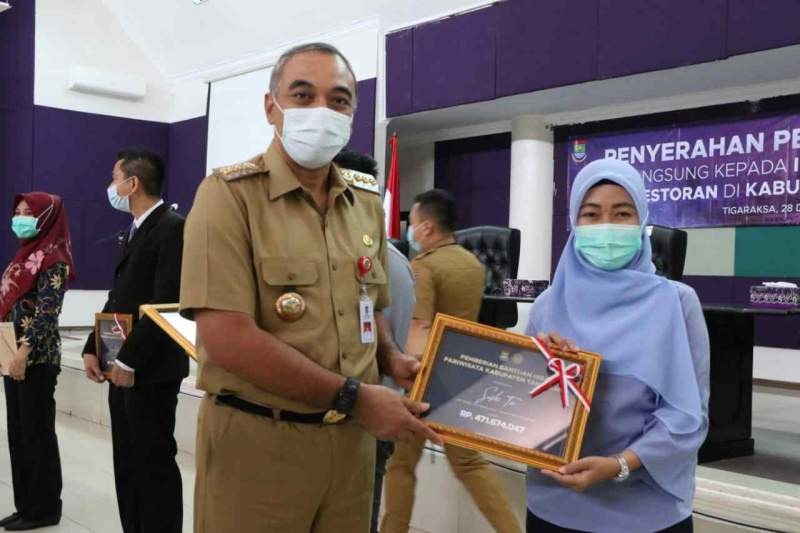 Foto : Bupati Tangerang Ahmad Zaki Iskandar Berikan Bantuan Hibah Kepada Industri Hotel Dan Restoran