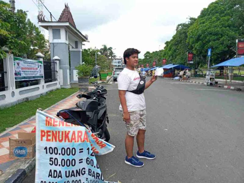 Jelang Idul Fitri 1442 H, Jasa Penukaran Uang Ramai di Taman Kota Baturaja