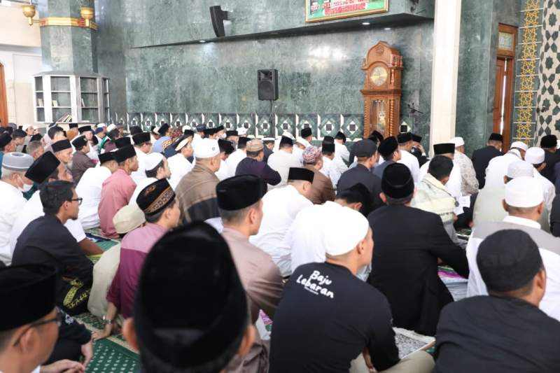 Bupati Zaki Salat Idul Fitri di Masjid Agung Al-Amjad Tigaraksa