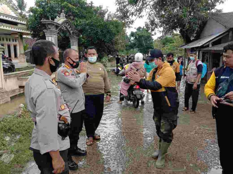 Foto : Dirpamobvit Polda Banten Kombes Pol Istiyono, S.H Melakukan Monitoring Pengamanan Pilkada di Polsek Pagelaran