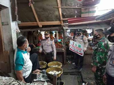 Foto : Ops Yustisi, Polsek Baros Datangi Pasar  