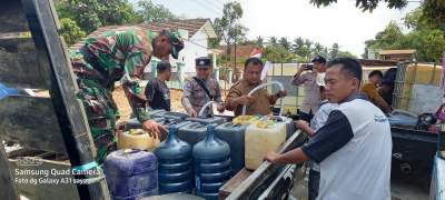 Kemarau Panjang, Anggota Koramil 0113/Cibaliung Bantu Pendistribusian Air Bersih