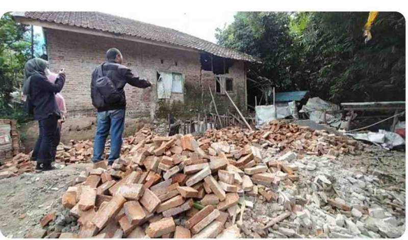 Waduh, Warga Cikulur Digoyang Pergerakan Tanah Sampai 13 Rumah Rusak