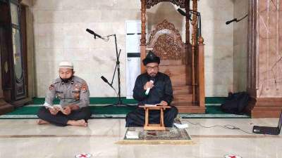 Foto : KH. Endang Darul Qutni Dalam Acara Meningkatkan Keimanan dan Ketaqwaan, Polda Banten Pengajian Rutin Dengan Prokes