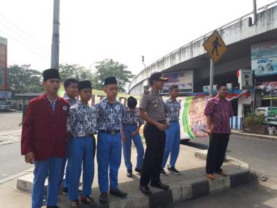 Siswa SDIT-SMPIT AL-Itqon Balaraja melakukan penggalangan dana korban gempa Lombok. 